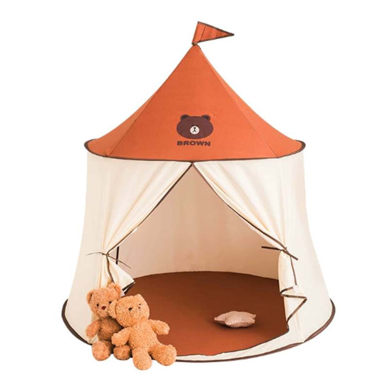 Tienda de campaña con yurtas para niños que juegan a los osos